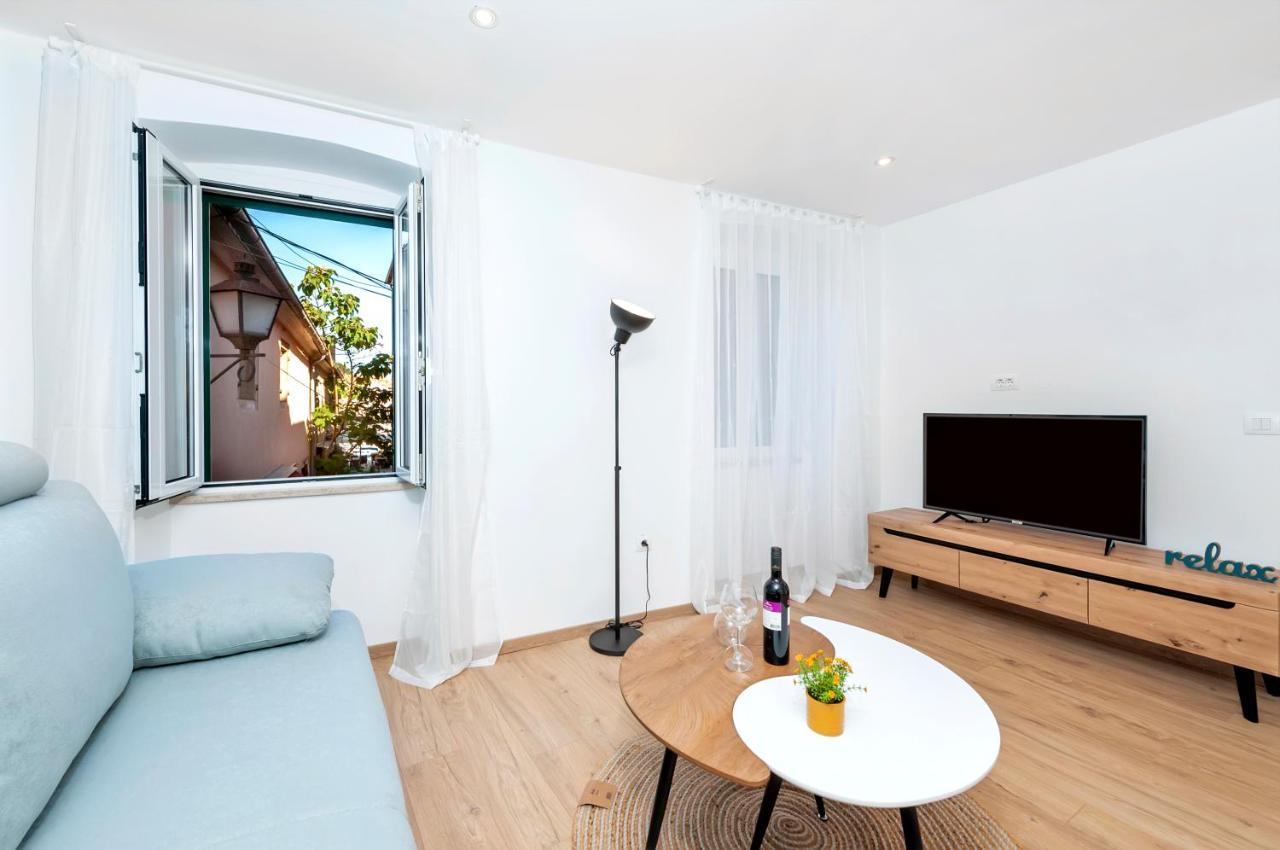 Otto Apartment With Sea View And Parking Rovinj Exteriör bild
