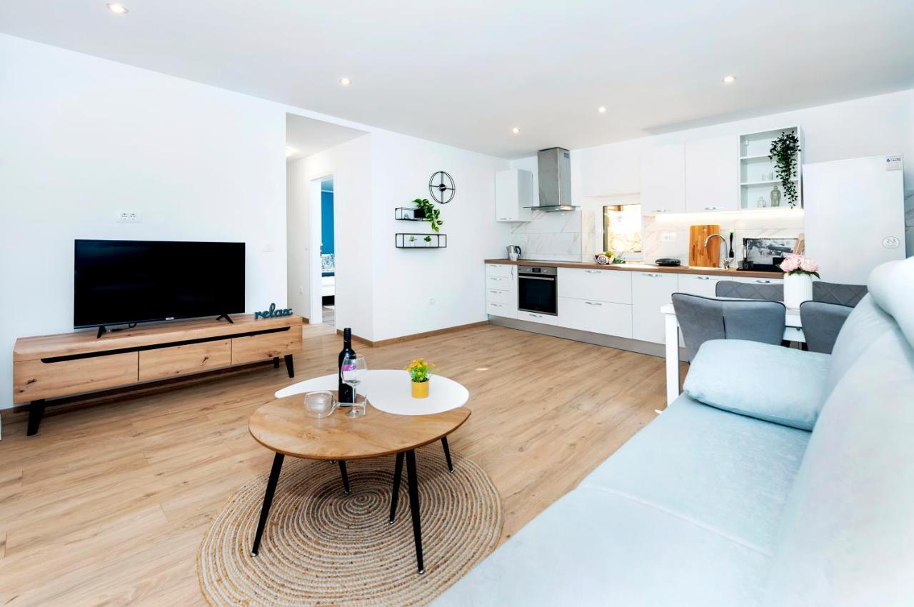 Otto Apartment With Sea View And Parking Rovinj Exteriör bild