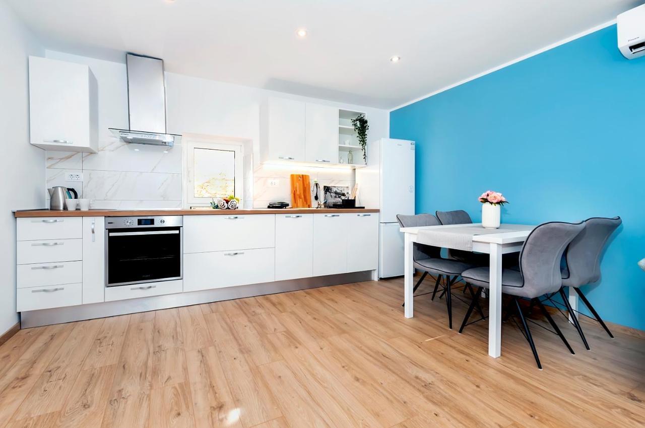 Otto Apartment With Sea View And Parking Rovinj Exteriör bild