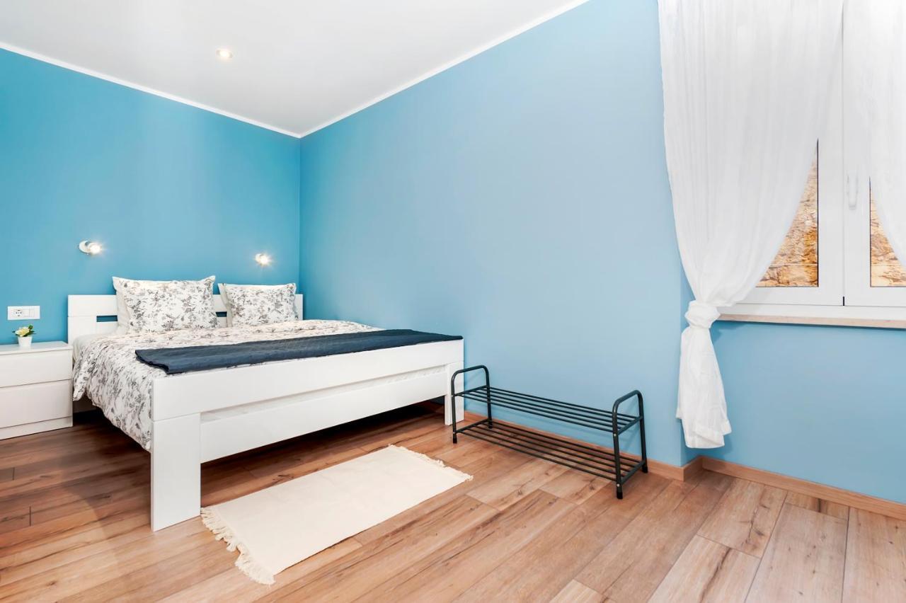 Otto Apartment With Sea View And Parking Rovinj Exteriör bild