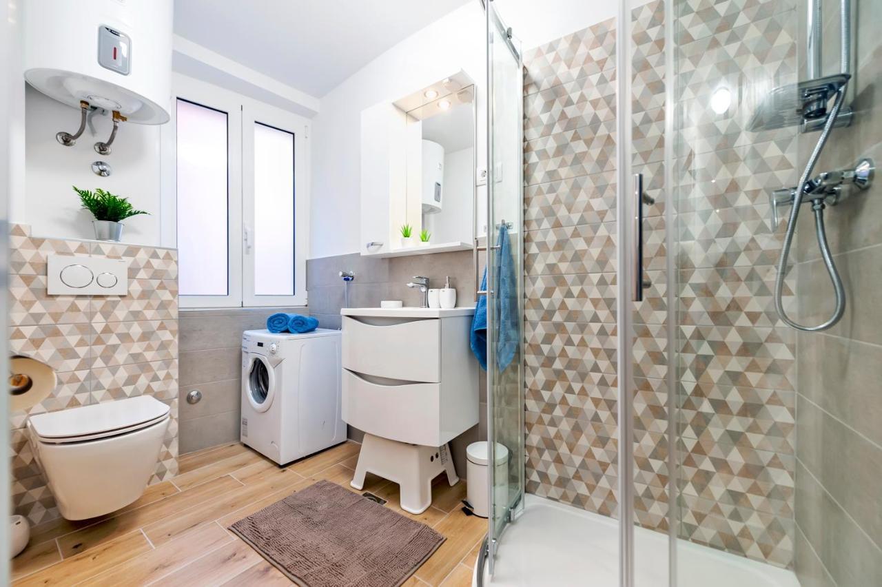 Otto Apartment With Sea View And Parking Rovinj Exteriör bild