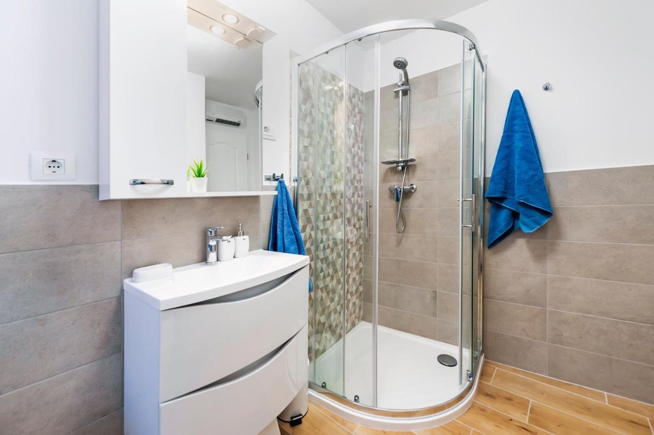 Otto Apartment With Sea View And Parking Rovinj Exteriör bild