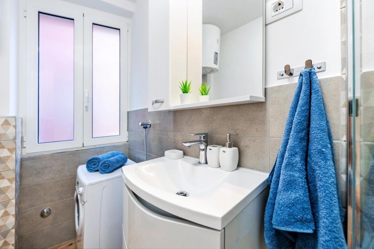 Otto Apartment With Sea View And Parking Rovinj Exteriör bild