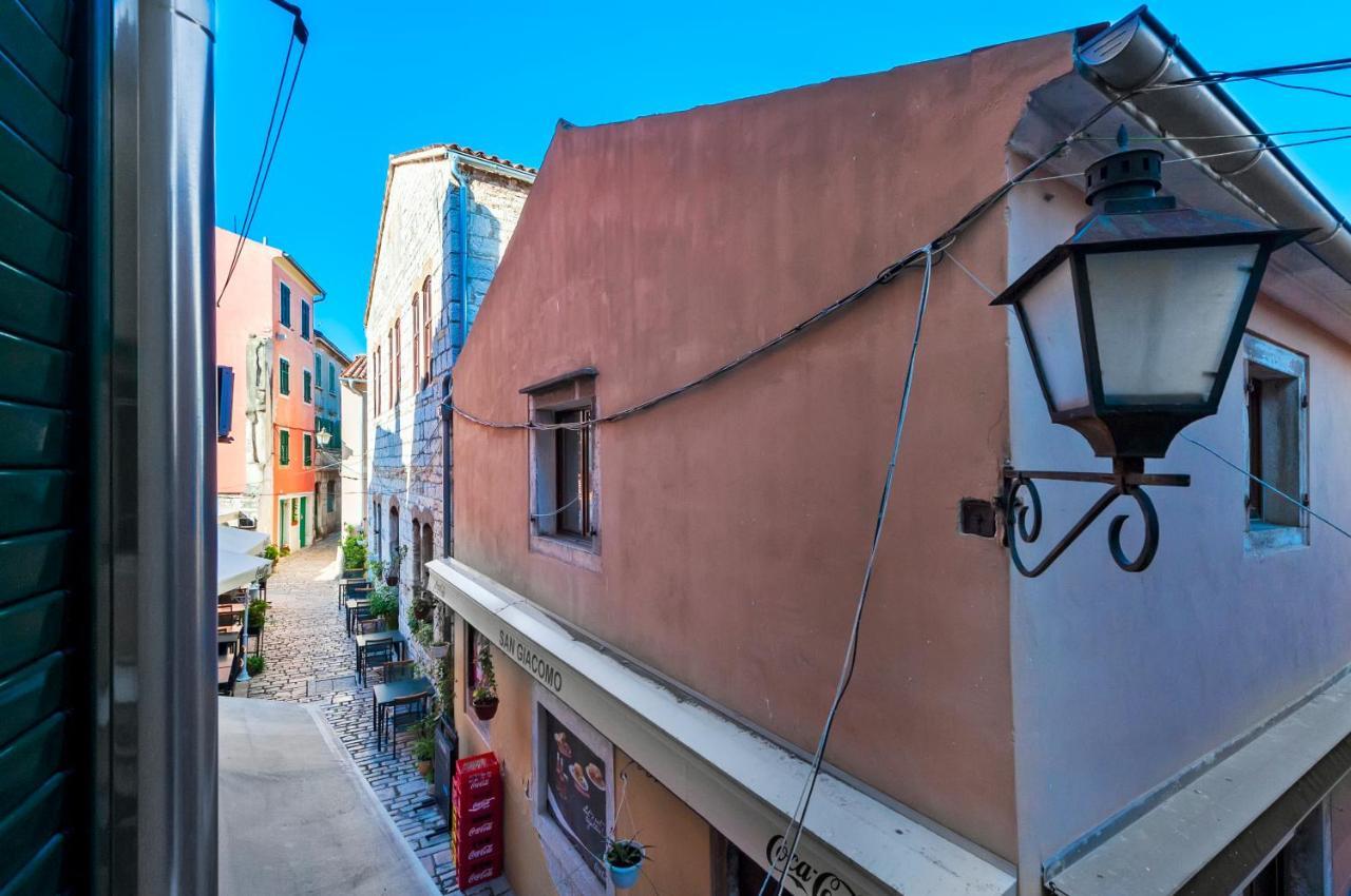 Otto Apartment With Sea View And Parking Rovinj Exteriör bild