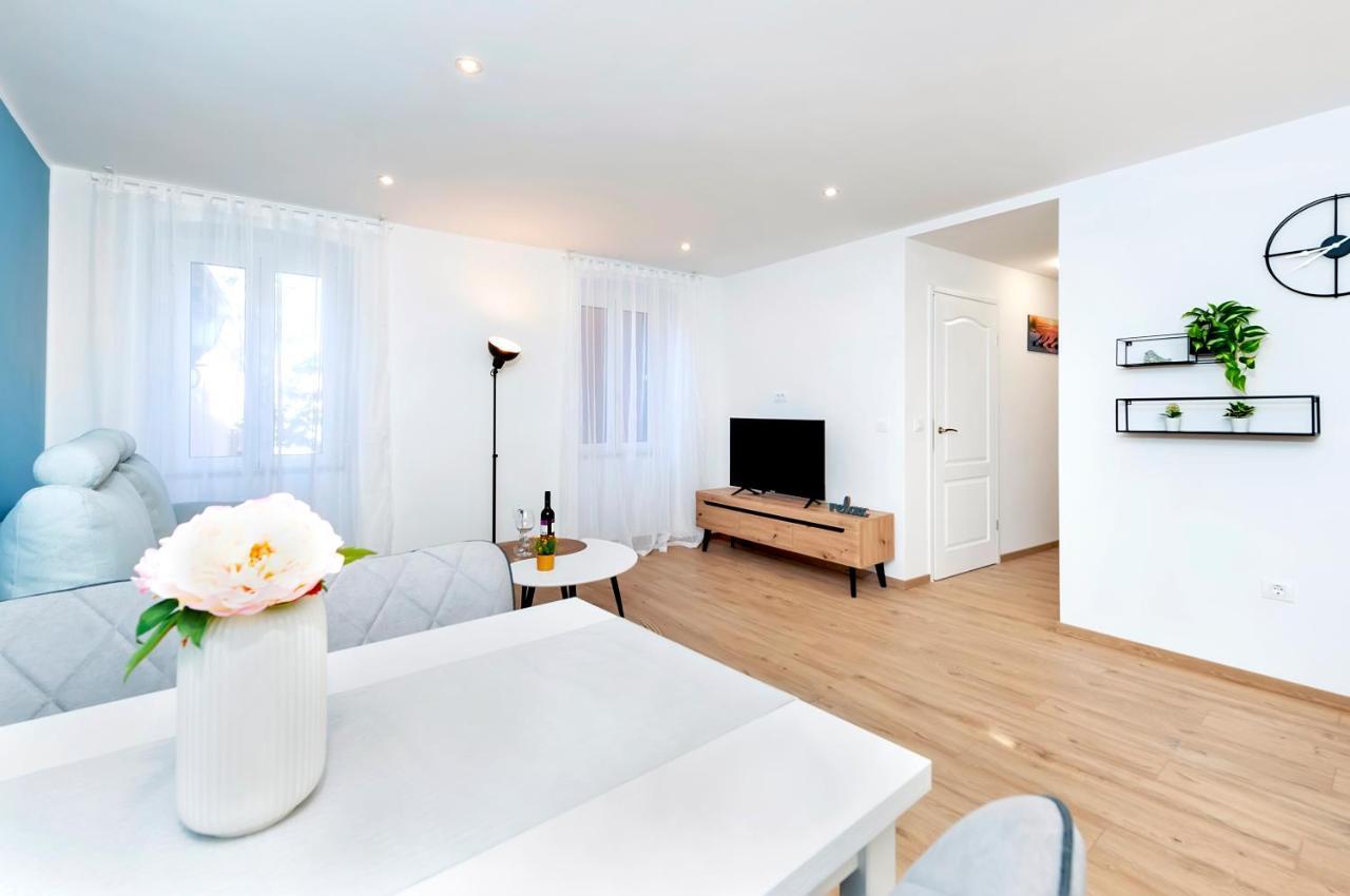 Otto Apartment With Sea View And Parking Rovinj Exteriör bild
